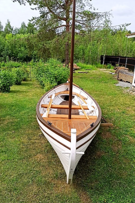 Заказать деревянную гребно-парусную лодку на сайте можно несколькими способами: