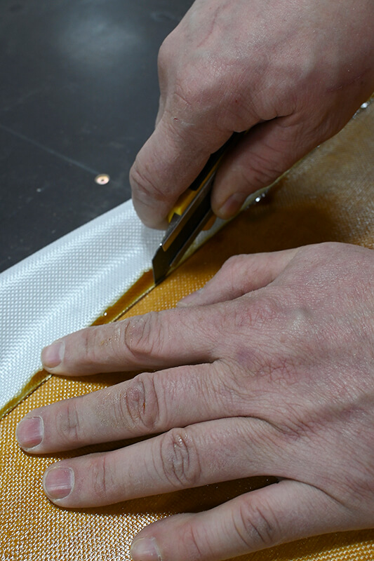 Обрезка стеклоткани строительным ножом