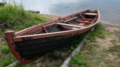 Лодка Лекшмозерка на берегу